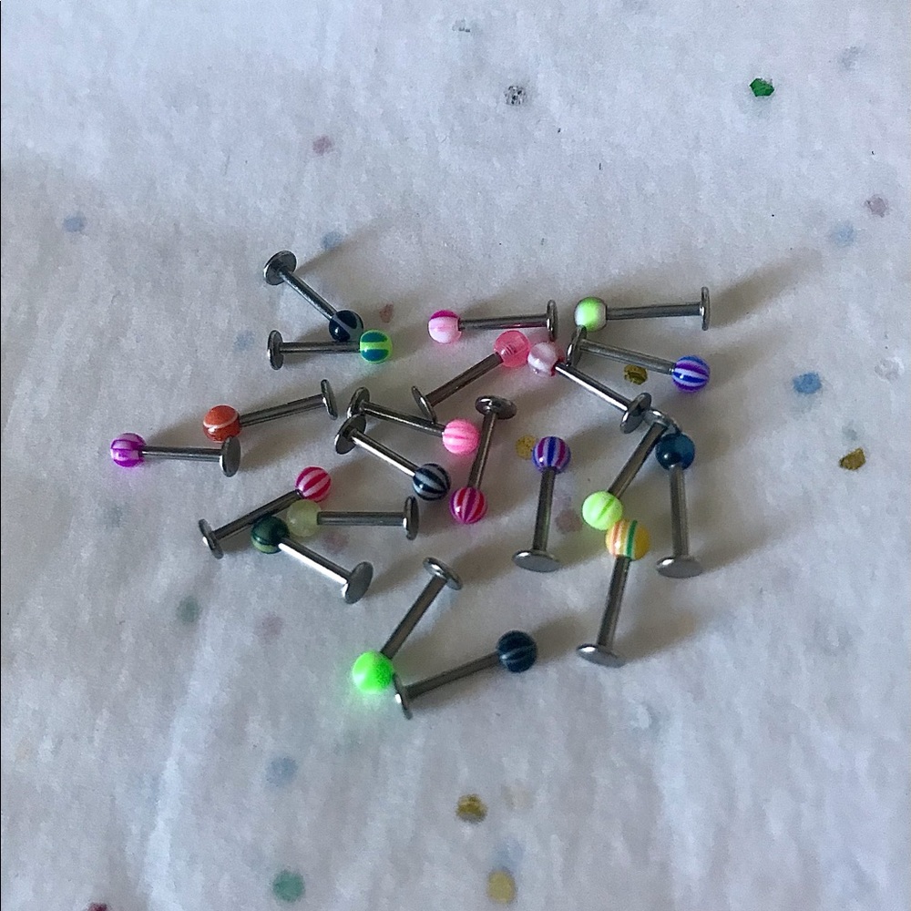 ✨3/$25 Bundle of labrets✨